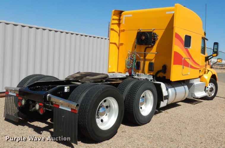 image for item DC2087 2016 Peterbilt 579  semi truck