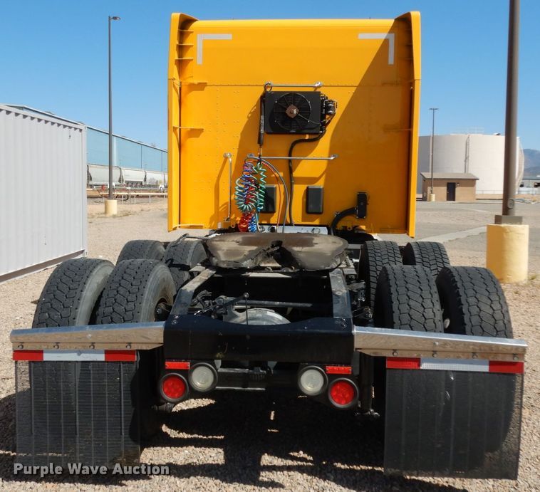 image for item DC2087 2016 Peterbilt 579  semi truck