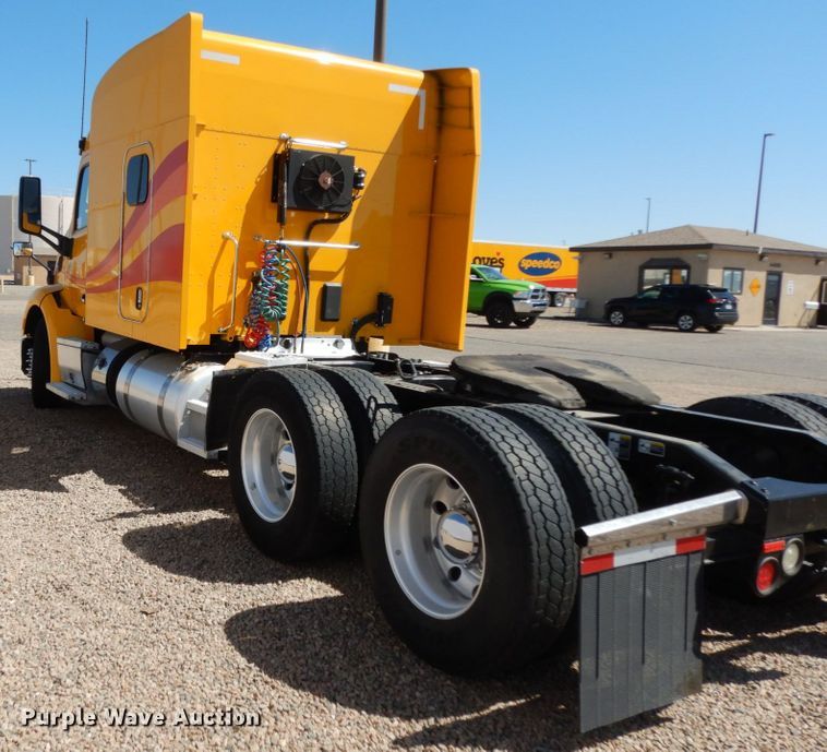 image for item DC2087 2016 Peterbilt 579  semi truck
