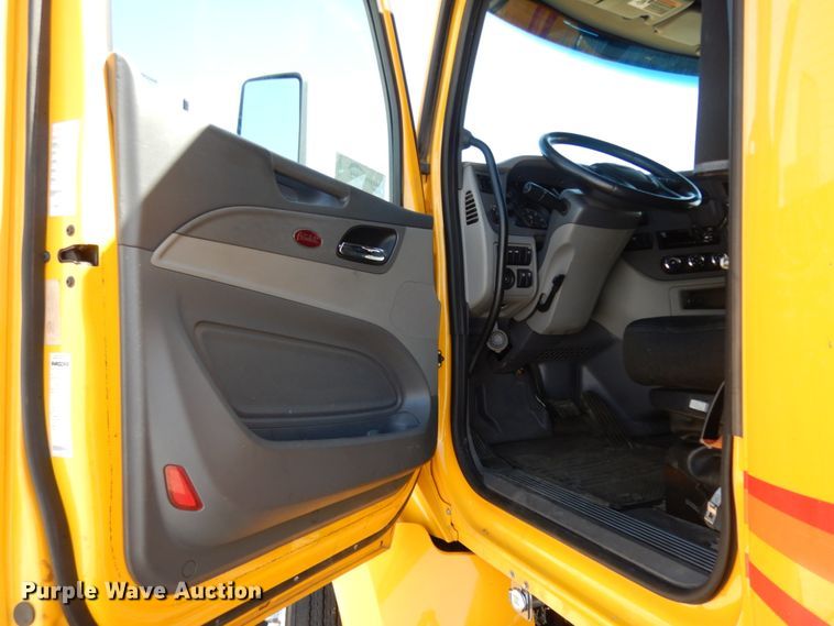 image for item DC2087 2016 Peterbilt 579  semi truck