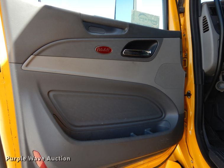 image for item DC2087 2016 Peterbilt 579  semi truck