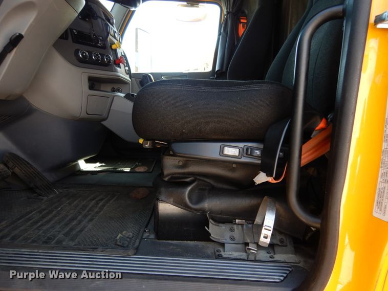 image for item DC2087 2016 Peterbilt 579  semi truck