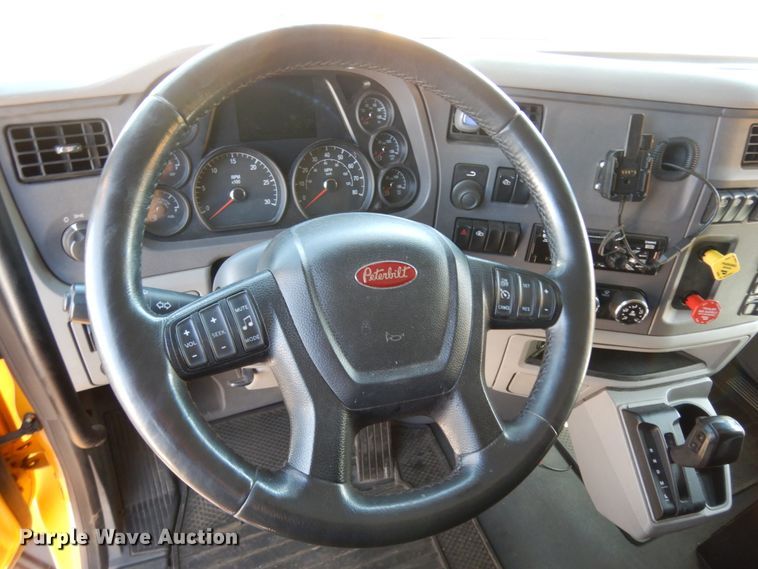 image for item DC2087 2016 Peterbilt 579  semi truck