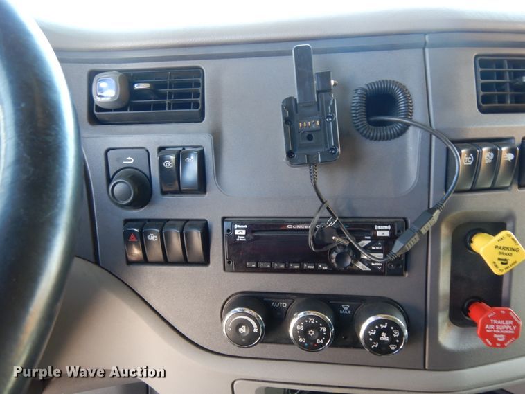 image for item DC2087 2016 Peterbilt 579  semi truck