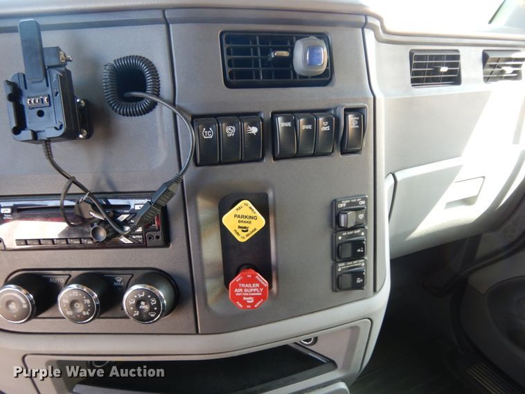 image for item DC2087 2016 Peterbilt 579  semi truck