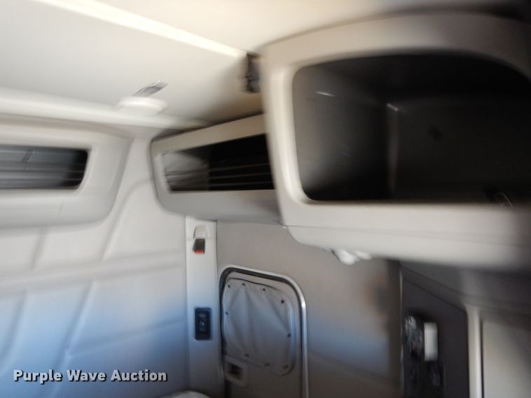 image for item DC2087 2016 Peterbilt 579  semi truck