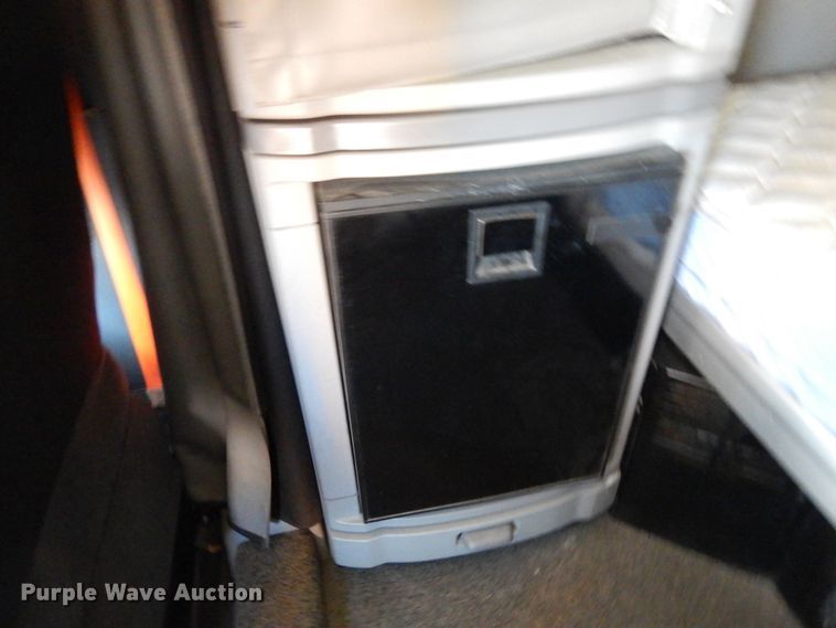 image for item DC2087 2016 Peterbilt 579  semi truck