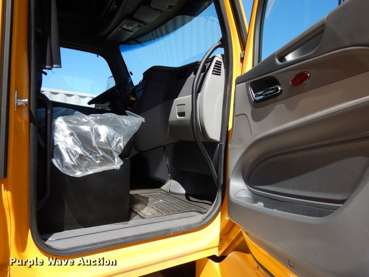 image for item DC2087 2016 Peterbilt 579  semi truck