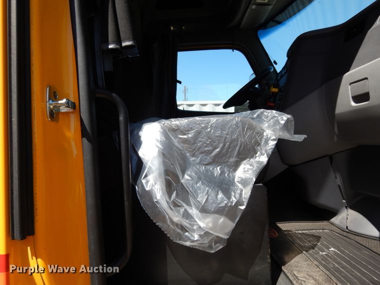 image for item DC2087 2016 Peterbilt 579  semi truck