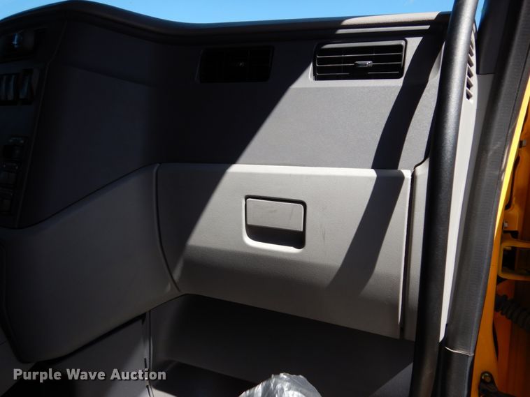 image for item DC2087 2016 Peterbilt 579  semi truck