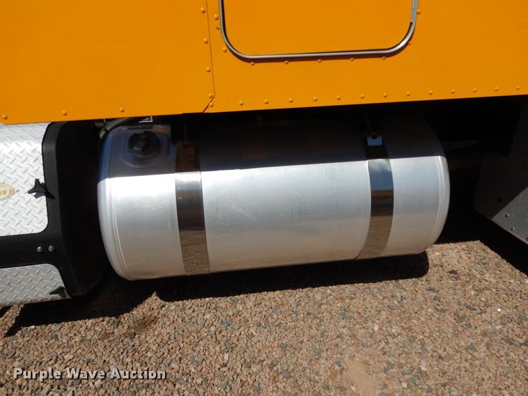 image for item DC2087 2016 Peterbilt 579  semi truck