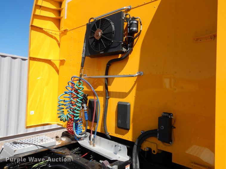 image for item DC2087 2016 Peterbilt 579  semi truck