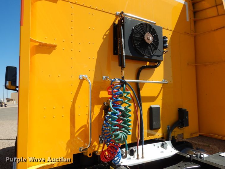 image for item DC2087 2016 Peterbilt 579  semi truck