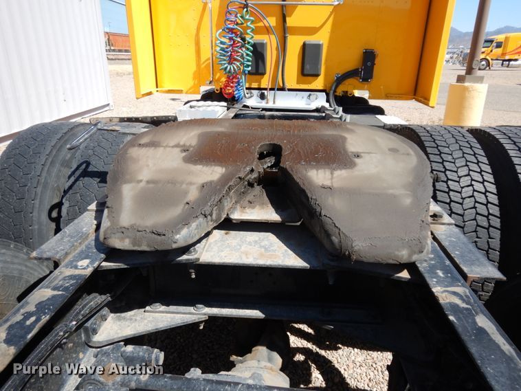 image for item DC2087 2016 Peterbilt 579  semi truck