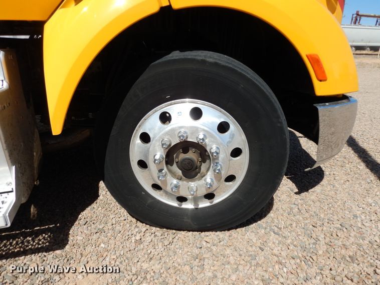 image for item DC2087 2016 Peterbilt 579  semi truck