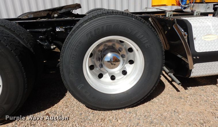 image for item DC2087 2016 Peterbilt 579  semi truck