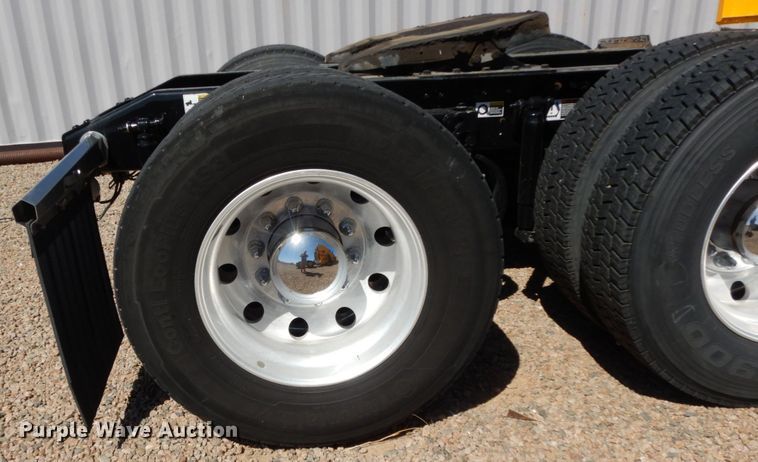 image for item DC2087 2016 Peterbilt 579  semi truck