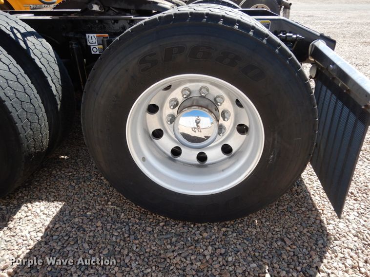 image for item DC2087 2016 Peterbilt 579  semi truck