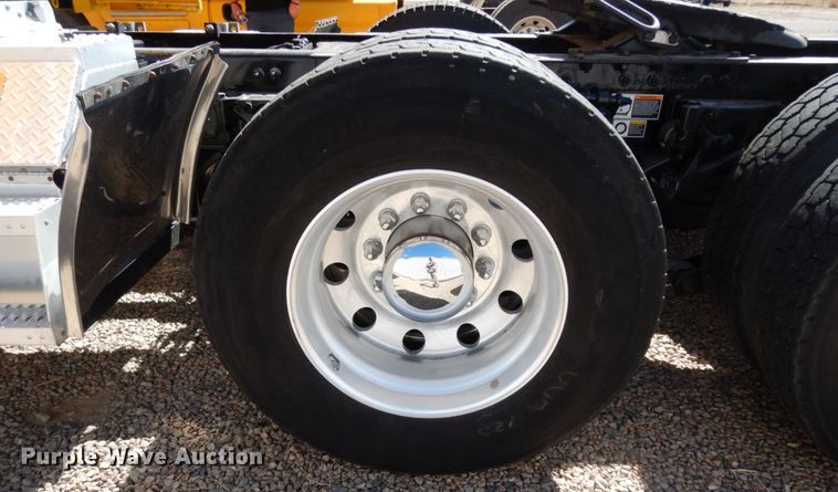 image for item DC2087 2016 Peterbilt 579  semi truck