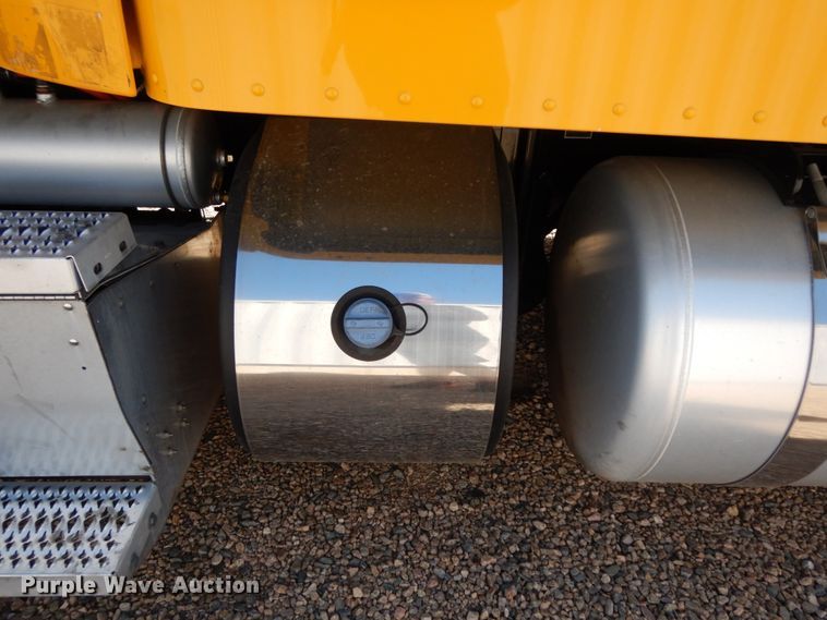 image for item DC2087 2016 Peterbilt 579  semi truck