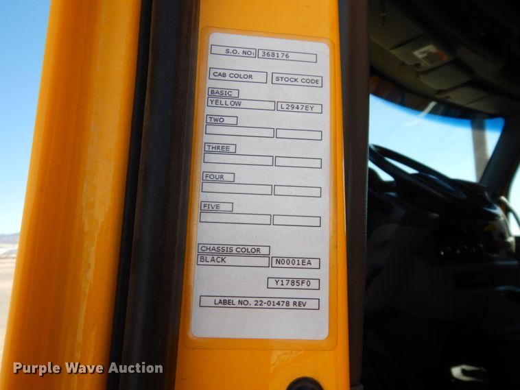 image for item DC2087 2016 Peterbilt 579  semi truck