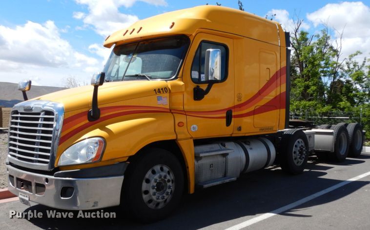 image for item DC2088 2016 Freightliner Cascadia 125  semi truck