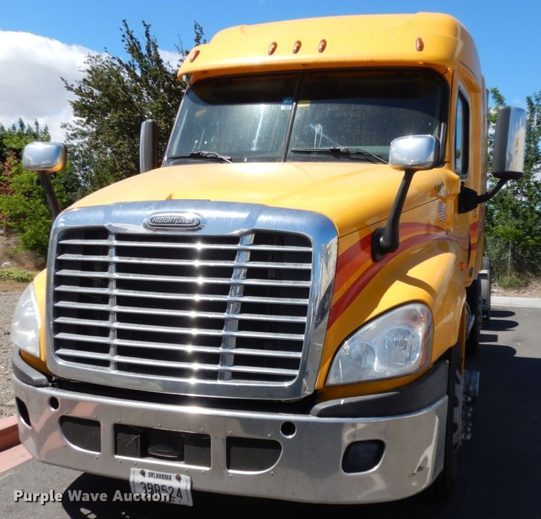 image for item DC2088 2016 Freightliner Cascadia 125  semi truck