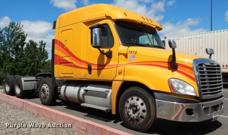 image for item DC2088 2016 Freightliner Cascadia 125  semi truck
