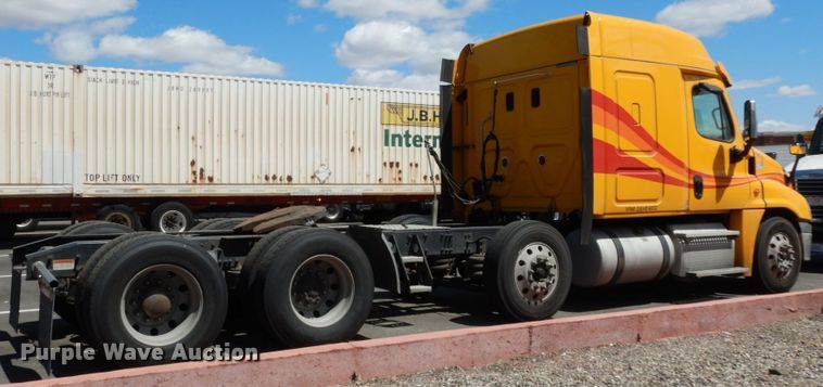 image for item DC2088 2016 Freightliner Cascadia 125  semi truck