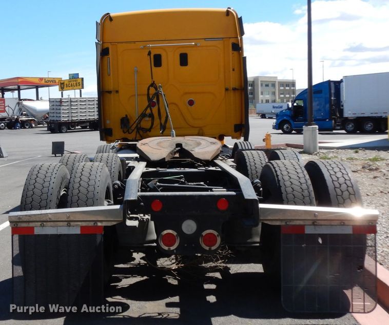 image for item DC2088 2016 Freightliner Cascadia 125  semi truck