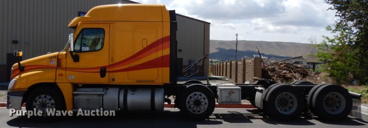 image for item DC2088 2016 Freightliner Cascadia 125  semi truck