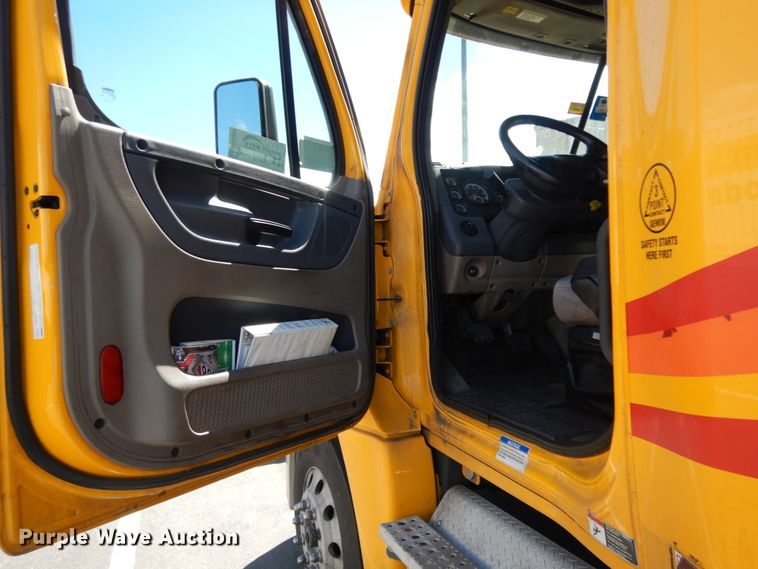 image for item DC2088 2016 Freightliner Cascadia 125  semi truck