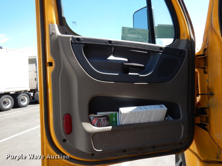 image for item DC2088 2016 Freightliner Cascadia 125  semi truck