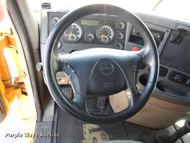 image for item DC2088 2016 Freightliner Cascadia 125  semi truck