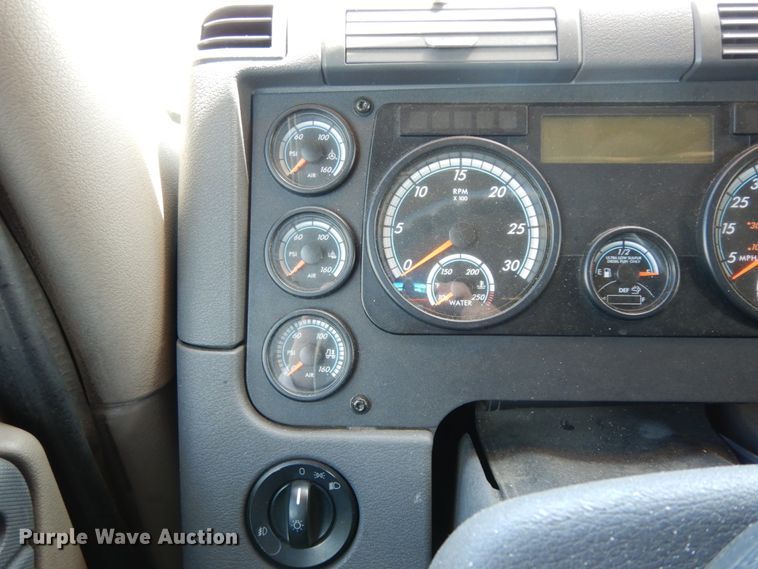 image for item DC2088 2016 Freightliner Cascadia 125  semi truck