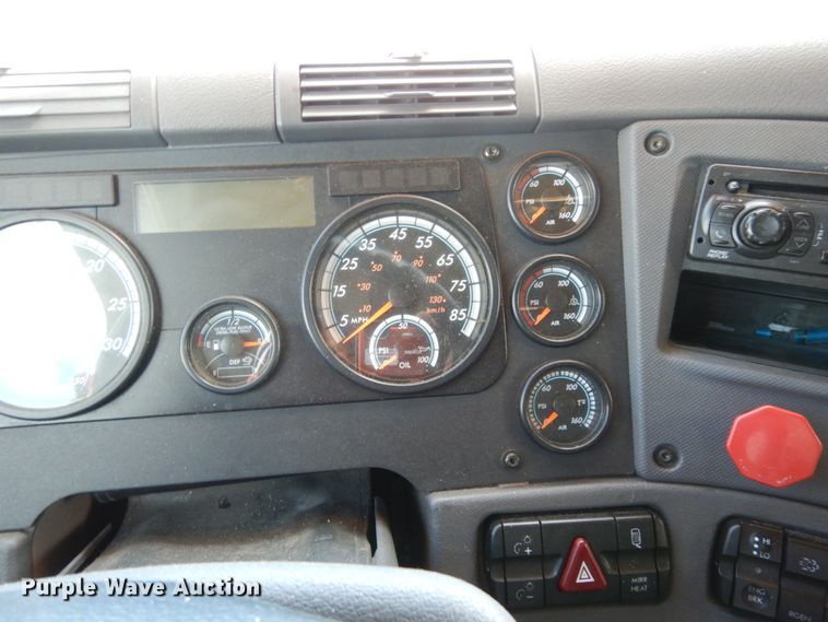 image for item DC2088 2016 Freightliner Cascadia 125  semi truck