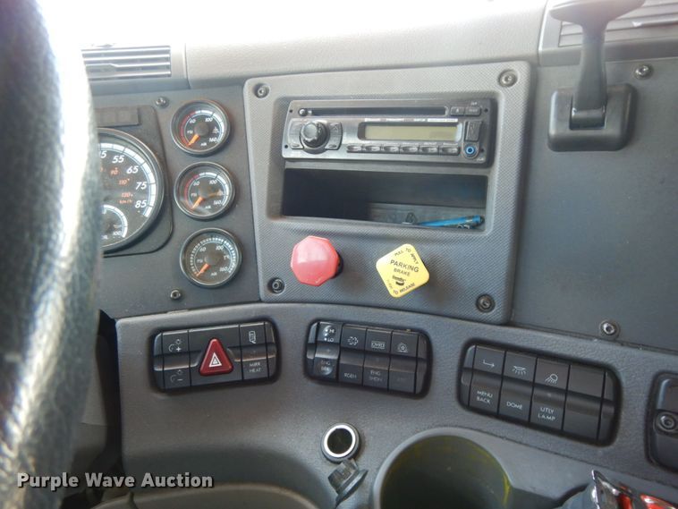 image for item DC2088 2016 Freightliner Cascadia 125  semi truck