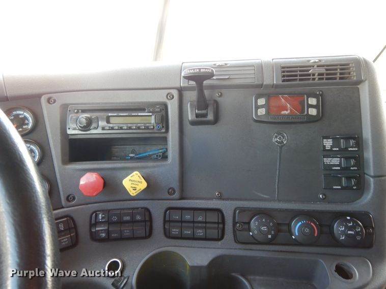 image for item DC2088 2016 Freightliner Cascadia 125  semi truck