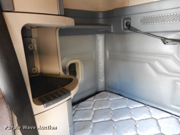 image for item DC2088 2016 Freightliner Cascadia 125  semi truck