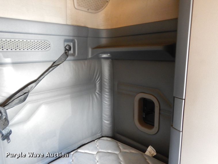 image for item DC2088 2016 Freightliner Cascadia 125  semi truck