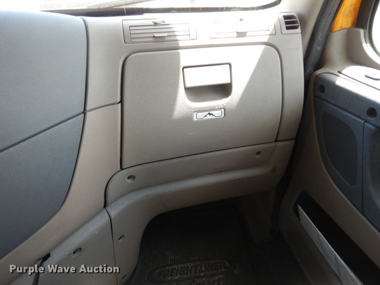 image for item DC2088 2016 Freightliner Cascadia 125  semi truck