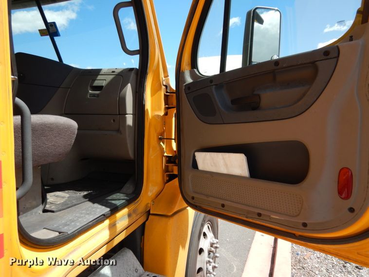 image for item DC2088 2016 Freightliner Cascadia 125  semi truck