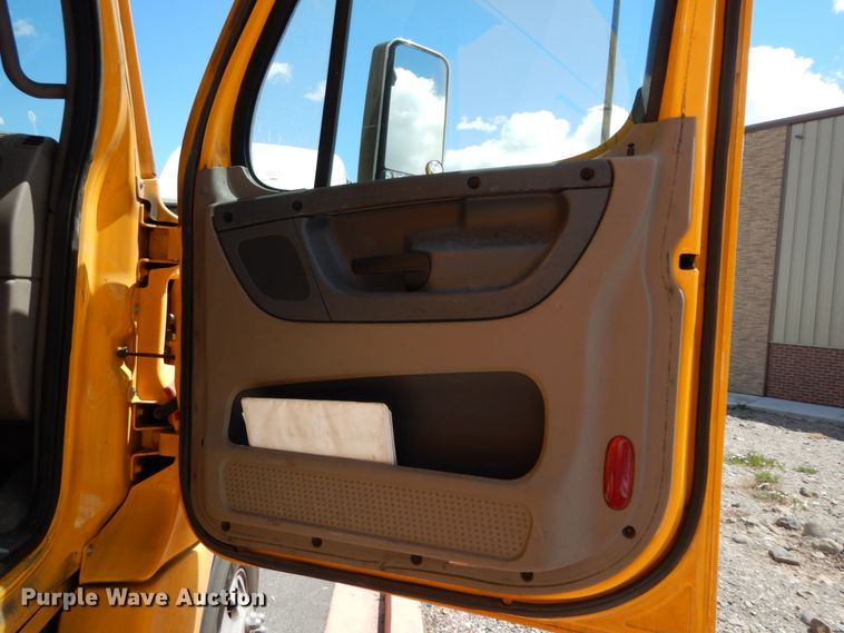 image for item DC2088 2016 Freightliner Cascadia 125  semi truck