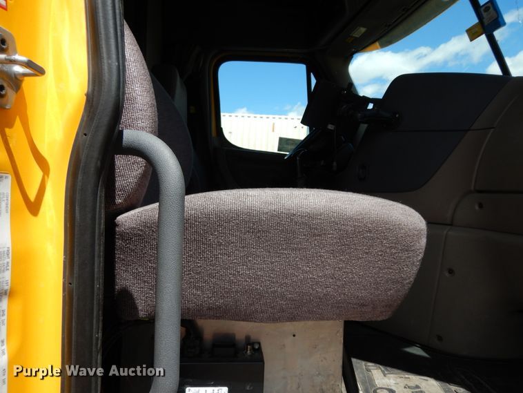 image for item DC2088 2016 Freightliner Cascadia 125  semi truck