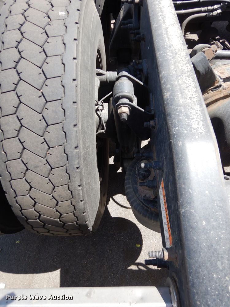 image for item DC2088 2016 Freightliner Cascadia 125  semi truck