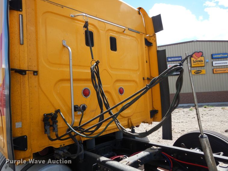 image for item DC2088 2016 Freightliner Cascadia 125  semi truck