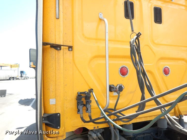 image for item DC2088 2016 Freightliner Cascadia 125  semi truck