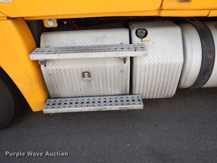 image for item DC2088 2016 Freightliner Cascadia 125  semi truck