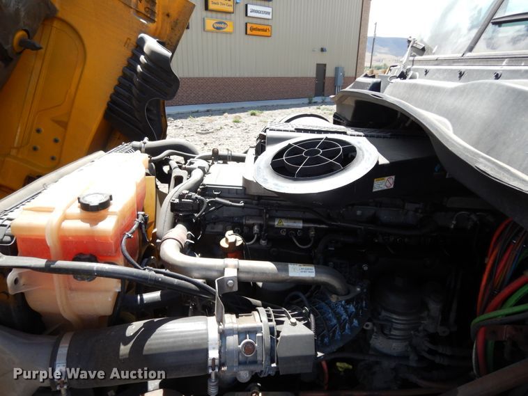 image for item DC2088 2016 Freightliner Cascadia 125  semi truck