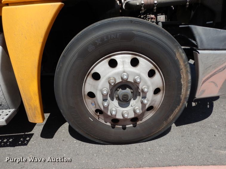 image for item DC2088 2016 Freightliner Cascadia 125  semi truck